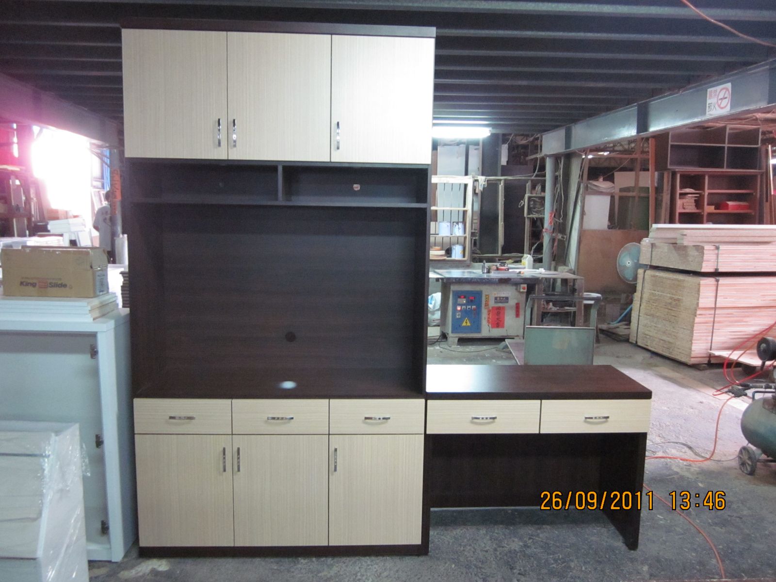 台南市中華路蕭先生所訂製的收納櫃結合電視櫃+電腦桌