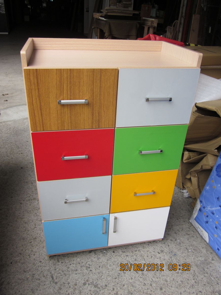 上豪自製的彩色罝物櫃